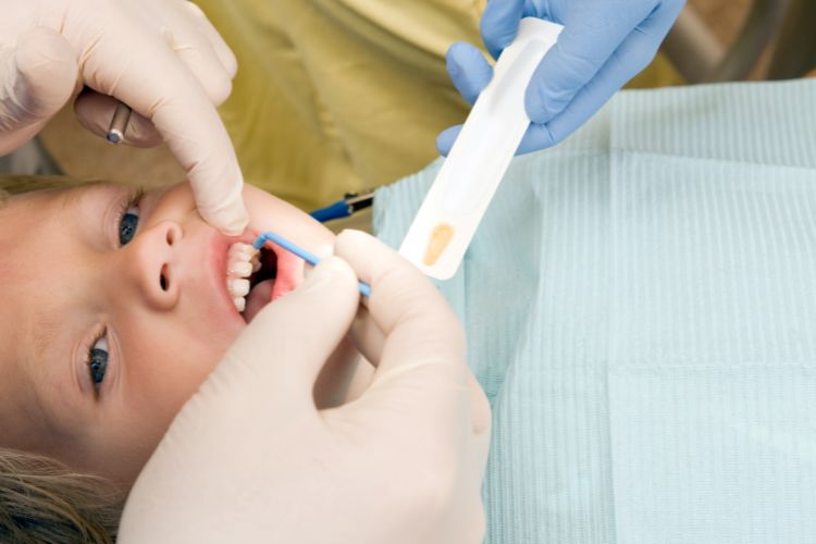 niño en clinica dental