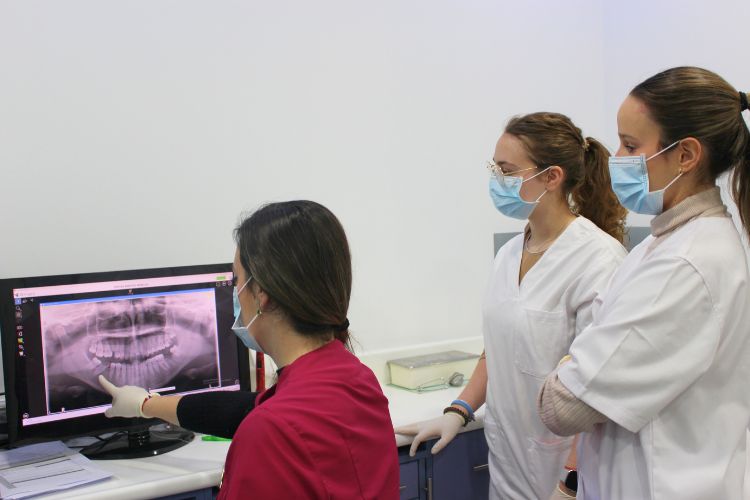 dentistas con radiografia