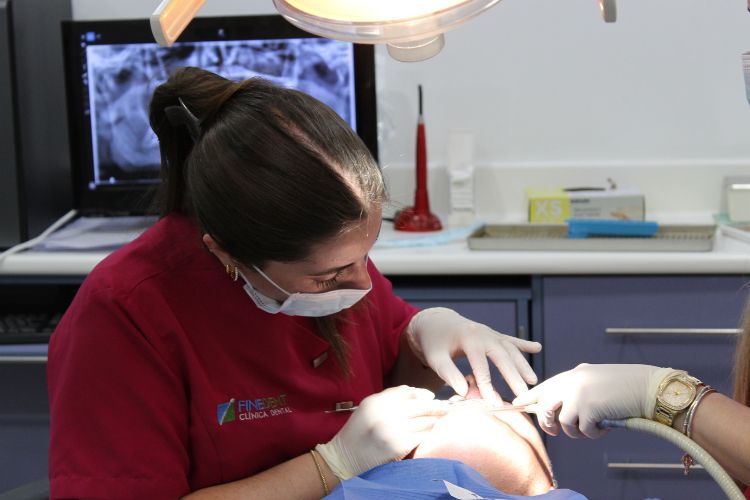 dentista haciendo una endodoncia en granada