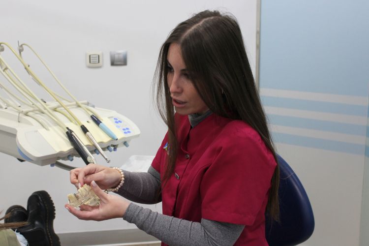dentista hablando de implantes dentales en finedent