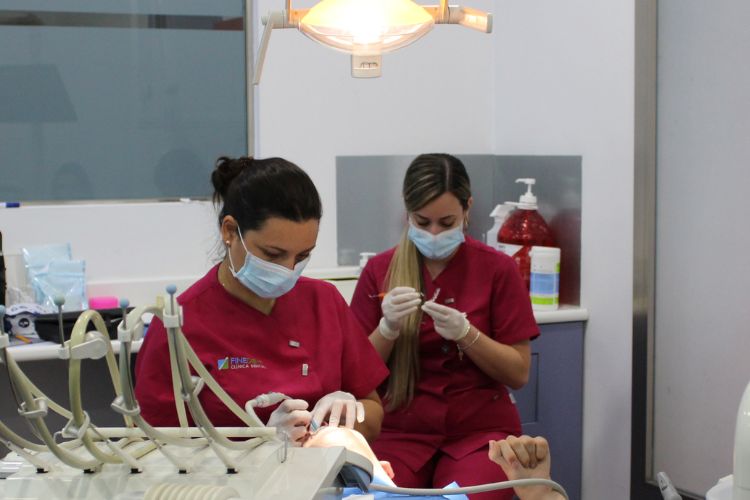 dentista quitando caries en clinica dental