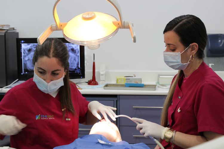 dentista con paciente poniendo un implante dental