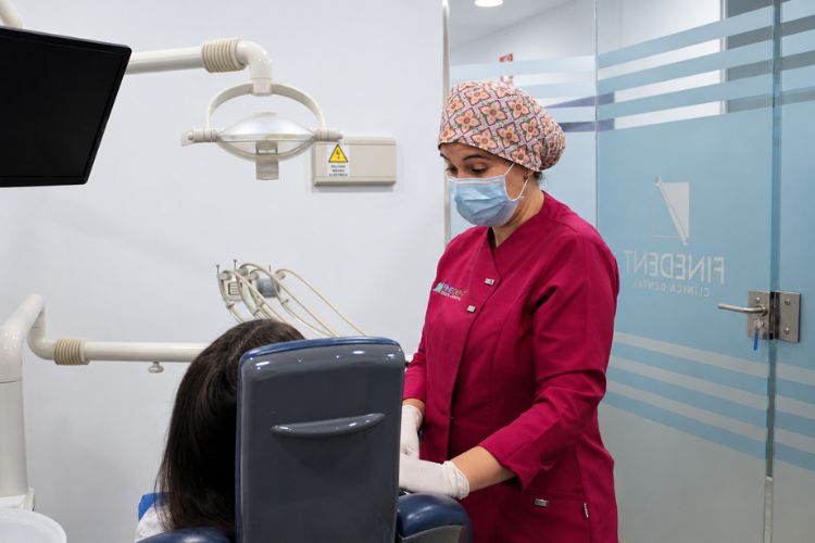 odontologo con paciente en clinica dental finedent con diagnostico de bruxismo