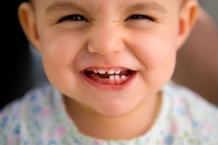 bebe con dientes de leche